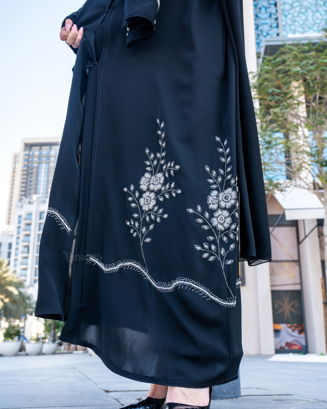 Elegant Floral Embroidered Abaya - Modest Stylish Design