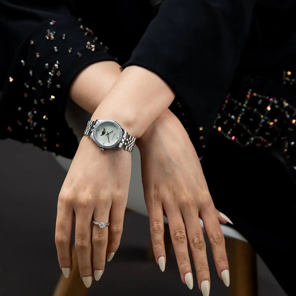 Discover the elegance of the MARKO BALENO LUNAA MB214-A, a luxury wrist watch with a polished silver case, white dial, and silver strap.