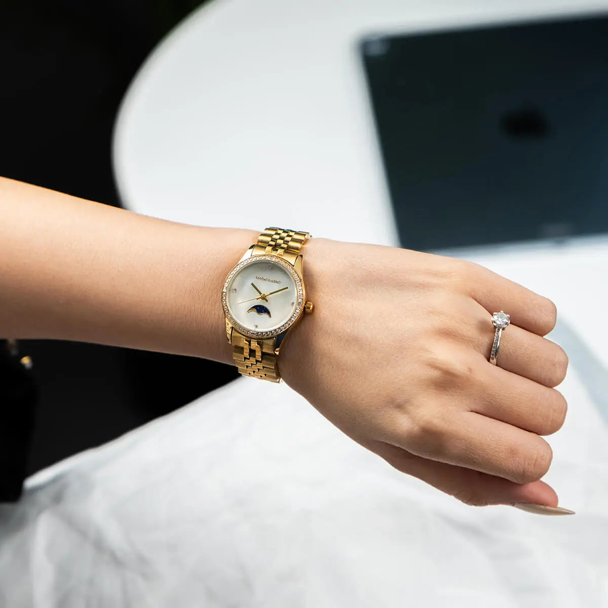 Discover the elegance of the MARKO BALENO LUNAA MB214-F Wrist Watch, a perfect blend of style and functionality.