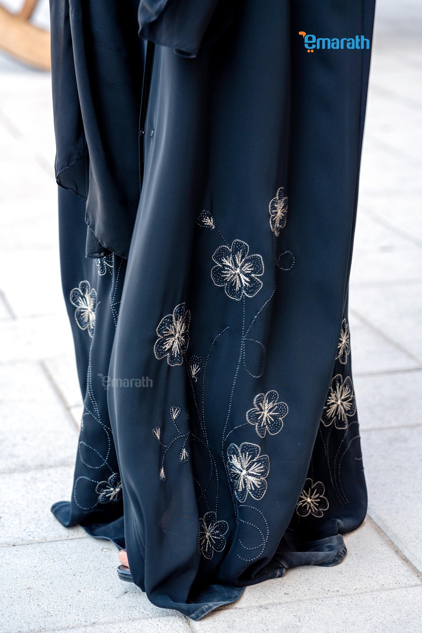 Black Abaya with Elegant Floral Embroidery – Classic Emirati Design